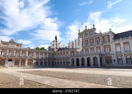 Aranjuez, Madrid, Spagna - 16 agosto 2024: Facciata del Palazzo reale di Aranjuez Foto Stock