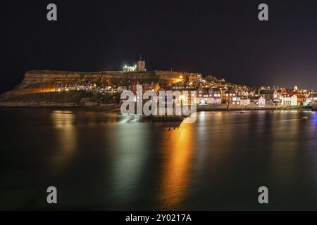 Whitby, North Yorkshire, Inghilterra, Regno Unito - 12 Settembre 2018: vista serale verso la Tate Pier e St. Mary's dal Molo Road Foto Stock