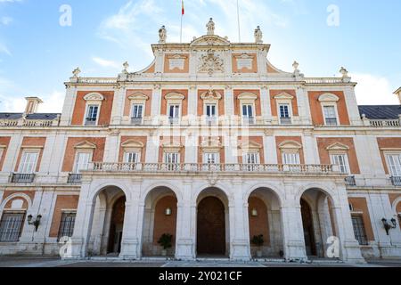 Aranjuez, Madrid, Spagna - 16 agosto 2024: Facciata del Palazzo reale di Aranjuez Foto Stock