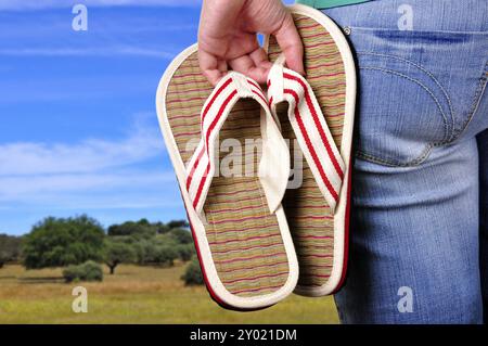 Ragazza con sandali il primo giorno di vacanza in campagna Foto Stock