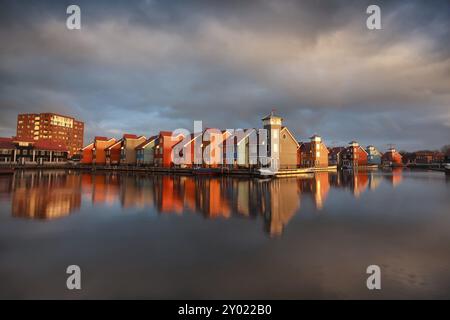 Splendidi edifici colorati sull'acqua all'alba a Groninga, Paesi Bassi Foto Stock