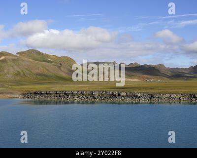 Il cratere d'esplosione Graenavatn pieno d'acqua in Islanda Foto Stock