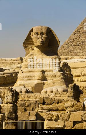 Una grande Sfinge vuota viene vista di fronte alle piramidi di Giza al Cairo, in Egitto, in Africa Foto Stock