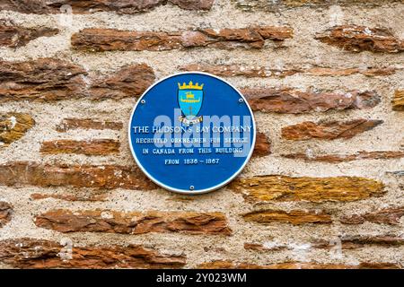 La targa blu a Stromness sulle Orcadi registra l'uso dell'edificio ora occupato dal Pier Arts Centre come centro di reclutamento per la compagnia della Baia di Hudson. Foto Stock