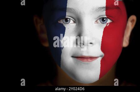 Ritratto di un bambino con una bandiera francese dipinta, primo piano Foto Stock