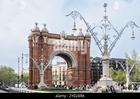 Lampione in stile Art Nouveau vicino all'Arco di Trionfo sulla passeggiata Passeig de Lluis Companys a Barcellona, Spagna, Europa Foto Stock