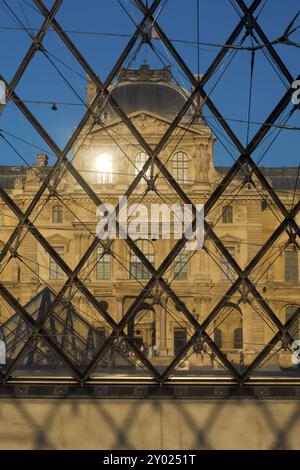 La Piramide del Louvre crea un motivo sulla facciata del Museo del Louvre di Parigi Foto Stock