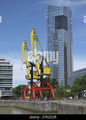 Vecchie gru restaurate ed edifici moderni con facciate in vetro, Puerto Madero, Buenos Aires, Argentina, Sud America Foto Stock