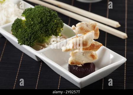 Pollo alla griglia su spiedini con bacchette Foto Stock