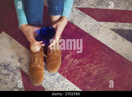 Tazza di tè nella mani della donna, vista dall'alto Foto Stock