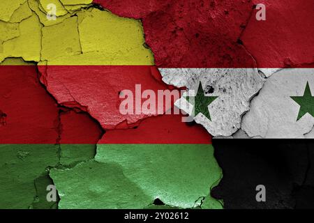 Bandiere del Kurdistan siriano e della Siria dipinte su un muro incrinato Foto Stock