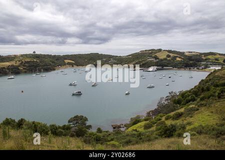 Waiheke Island, nuova Zelanda, 9 febbraio 2015: Yacht e barche a vela ormeggiati a Matiatia Bay, Oceania Foto Stock
