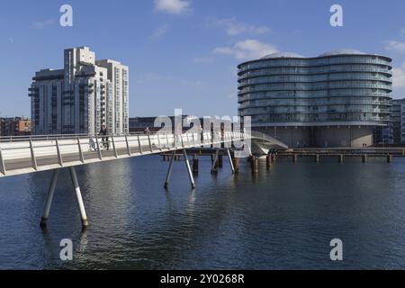 Copenaghen, Danimarca, 17 marzo 2016: Moderno ponte ciclistico Bryggybroen e Gemini Residence Building, Europa Foto Stock