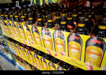 Los Angeles, California, Stati Uniti - 03-01-2022: Una vista di diverse bottiglie di liquore Kahlua, in mostra in un grande negozio di alimentari locale. Foto Stock