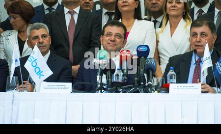 Izmir, Turchia. 31 agosto 2024. L'inaugurazione della 93a Fiera Internazionale di Izmir si è svolta e ha visto la partecipazione del Vice Presidente Cevdet Yılmaz, del Sindaco di Istanbul Ekrem Imamoglu come ospite d'onore, del Sindaco del comune Metropolitano di Izmir Cemil Tugay, e dei deputati del partito AK e del partito CHP. Nella cerimonia che si è svolta presso lo Stand innovazione e tecnologia, il sindaco del comune metropolitano di Izmir Cemil Tugay e il sindaco del comune metropolitano di Istanbul Ekrem Imamoglu hanno firmato un protocollo di cooperazione tra i comuni metropolitani di Izmir e Istanbul. Crediti: İdil Toffolo/Alamy Live News Foto Stock