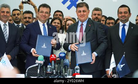 Izmir, Turchia. 31 agosto 2024. L'inaugurazione della 93a Fiera Internazionale di Izmir si è svolta e ha visto la partecipazione del Vice Presidente Cevdet Yılmaz, del Sindaco di Istanbul Ekrem Imamoglu come ospite d'onore, del Sindaco del comune Metropolitano di Izmir Cemil Tugay, e dei deputati del partito AK e del partito CHP. Nella cerimonia che si è svolta presso lo Stand innovazione e tecnologia, il sindaco del comune metropolitano di Izmir Cemil Tugay e il sindaco del comune metropolitano di Istanbul Ekrem Imamoglu hanno firmato un protocollo di cooperazione tra i comuni metropolitani di Izmir e Istanbul. Crediti: İdil Toffolo/Alamy Live News Foto Stock