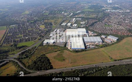 Vista aerea da est a ovest attraverso l'autostrada M57 verso l'Axis Business Park e North Liverpool Retail Park, centro commerciale, Fazakerley, Liverpool Foto Stock