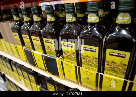 Los Angeles, California, Stati Uniti - 03-01-2022: Una vista ravvicinata di diverse bottiglie di Kirkland Signature Extra Virgin Olive Oil Toscano, presso Costco. Foto Stock