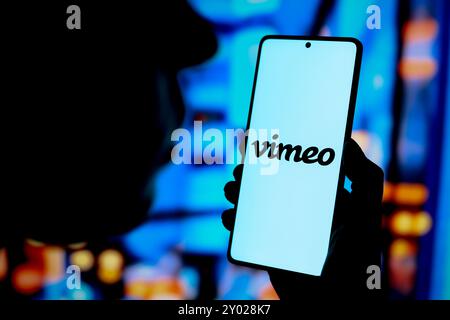 In questa immagine, il logo Vimeo viene visualizzato sullo schermo di uno smartphone. Foto Stock