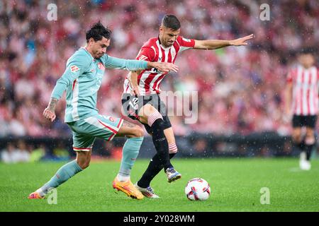 Gorka Guruzeta dell'Athletic Club compete per il pallone con Jose Maria Gimenez dell'Atletico de Madrid durante la partita LaLiga EA Sports tra Athletic Club e Atletico de Madrid allo Stadio San Mames il 31 agosto 2024 a Bilbao, Spagna. Crediti: Cesar Ortiz Gonzalez/Alamy Live News Foto Stock