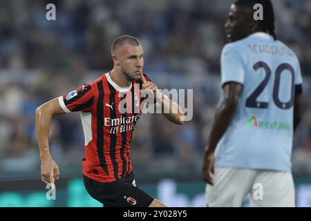 Il difensore serbo del Milan Strahinja Pavlovic festeggia dopo aver segnato un gol durante la partita di calcio di serie A SS Lazio vs AC Milan allo stadio Olimpico il 31 agosto 2024, a Roma. Foto Stock