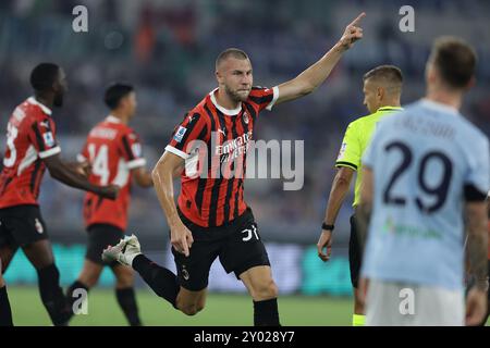 Il difensore serbo del Milan Strahinja Pavlovic festeggia dopo aver segnato un gol durante la partita di calcio di serie A SS Lazio vs AC Milan allo stadio Olimpico il 31 agosto 2024, a Roma. Foto Stock