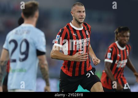 Il difensore serbo del Milan Strahinja Pavlovic festeggia dopo aver segnato un gol durante la partita di calcio di serie A SS Lazio vs AC Milan allo stadio Olimpico il 31 agosto 2024, a Roma. Foto Stock