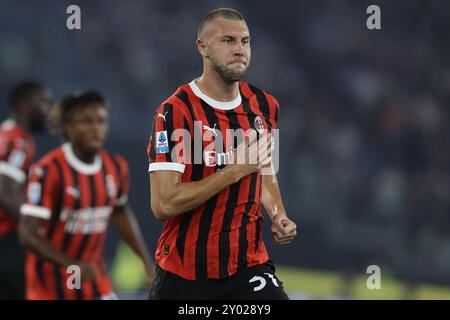 Il difensore serbo del Milan Strahinja Pavlovic festeggia dopo aver segnato un gol durante la partita di calcio di serie A SS Lazio vs AC Milan allo stadio Olimpico il 31 agosto 2024, a Roma. Foto Stock