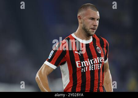 Il difensore serbo del Milan Strahinja Pavlovic festeggia dopo aver segnato un gol durante la partita di calcio di serie A SS Lazio vs AC Milan allo stadio Olimpico il 31 agosto 2024, a Roma. Foto Stock