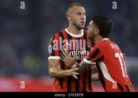 Il difensore serbo del Milan Strahinja Pavlovic festeggia dopo aver segnato un gol durante la partita di calcio di serie A SS Lazio vs AC Milan allo stadio Olimpico il 31 agosto 2024, a Roma. Foto Stock