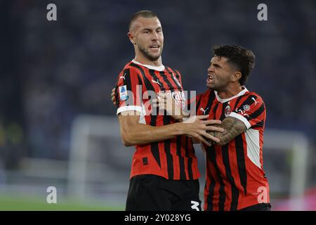 Il difensore serbo del Milan Strahinja Pavlovic festeggia dopo aver segnato un gol durante la partita di calcio di serie A SS Lazio vs AC Milan allo stadio Olimpico il 31 agosto 2024, a Roma. Foto Stock