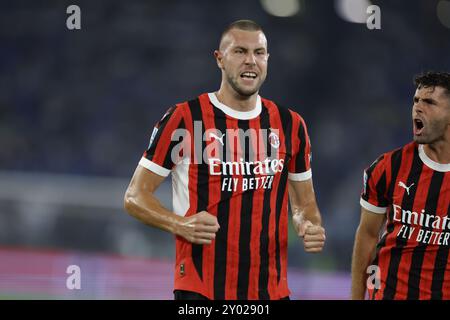 Il difensore serbo del Milan Strahinja Pavlovic festeggia dopo aver segnato un gol durante la partita di calcio di serie A SS Lazio vs AC Milan allo stadio Olimpico il 31 agosto 2024, a Roma. Foto Stock