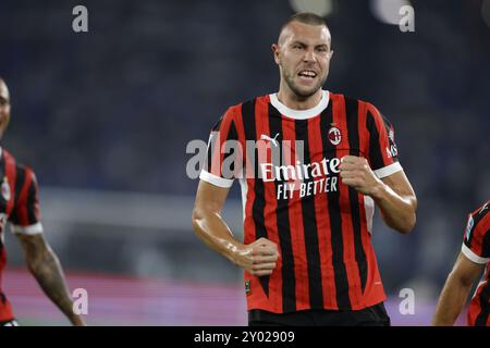 Il difensore serbo del Milan Strahinja Pavlovic festeggia dopo aver segnato un gol durante la partita di calcio di serie A SS Lazio vs AC Milan allo stadio Olimpico il 31 agosto 2024, a Roma. Foto Stock