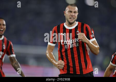 Il difensore serbo del Milan Strahinja Pavlovic festeggia dopo aver segnato un gol durante la partita di calcio di serie A SS Lazio vs AC Milan allo stadio Olimpico il 31 agosto 2024, a Roma. Foto Stock