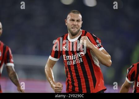 Il difensore serbo del Milan Strahinja Pavlovic festeggia dopo aver segnato un gol durante la partita di calcio di serie A SS Lazio vs AC Milan allo stadio Olimpico il 31 agosto 2024, a Roma. Foto Stock