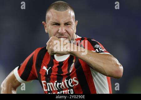 Il difensore serbo del Milan Strahinja Pavlovic festeggia dopo aver segnato un gol durante la partita di calcio di serie A SS Lazio vs AC Milan allo stadio Olimpico il 31 agosto 2024, a Roma. Foto Stock