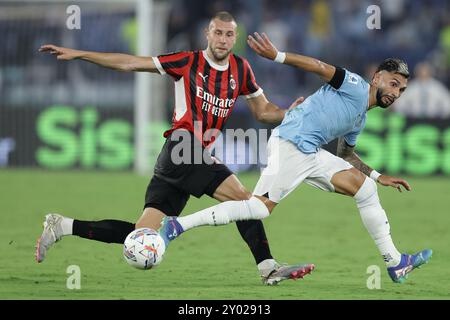 Il difensore serbo del Milan Strahinja Pavlovic sfida per il pallone con l'attaccante argentino della Lazio Valentin Castellanos durante la partita di calcio di serie A SS Lazio vs AC Milan allo stadio Olimpico il 31 agosto 2024, a Roma. Foto Stock