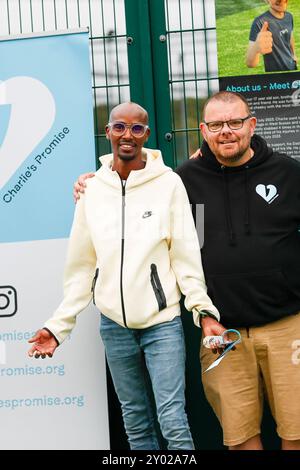 Nallhead Road, Feltham. 31 agosto 2024. Un torneo commemorativo di calcio si è tenuto oggi presso il club di calcio Power League di Feltham, Londra. Il torneo era in aiuto di Charlie's Promise, un ente di beneficenza istituito in onore di Charlie Cosser che fu tragicamente pugnalato ad una festa a Warhnam, nel Sussex, nel luglio 2023. Charlie e' morto per le sue ferite, e suo padre Martin da allora ha dedicato la sua vita ad educare i giovani sui pericoli del crimine con i coltelli attraverso la promessa di Charlie. Ospite d'onore al torneo di oggi è stato Sir Mo Farah, Olympiad, che regolarmente gioca a calcio in questo luogo con ciao Foto Stock