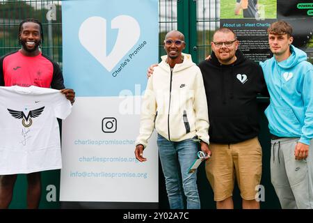 Nallhead Road, Feltham. 31 agosto 2024. Un torneo commemorativo di calcio si è tenuto oggi presso il club di calcio Power League di Feltham, Londra. Il torneo era in aiuto di Charlie's Promise, un ente di beneficenza istituito in onore di Charlie Cosser che fu tragicamente pugnalato ad una festa a Warhnam, nel Sussex, nel luglio 2023. Charlie e' morto per le sue ferite, e suo padre Martin da allora ha dedicato la sua vita ad educare i giovani sui pericoli del crimine con i coltelli attraverso la promessa di Charlie. Ospite d'onore al torneo di oggi è stato Sir Mo Farah, Olympiad, che regolarmente gioca a calcio in questo luogo con ciao Foto Stock