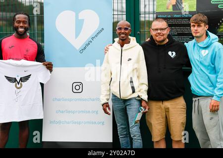 Nallhead Road, Feltham. 31 agosto 2024. Un torneo commemorativo di calcio si è tenuto oggi presso il club di calcio Power League di Feltham, Londra. Il torneo era in aiuto di Charlie's Promise, un ente di beneficenza istituito in onore di Charlie Cosser che fu tragicamente pugnalato ad una festa a Warhnam, nel Sussex, nel luglio 2023. Charlie e' morto per le sue ferite, e suo padre Martin da allora ha dedicato la sua vita ad educare i giovani sui pericoli del crimine con i coltelli attraverso la promessa di Charlie. Ospite d'onore al torneo di oggi è stato Sir Mo Farah, Olympiad, che regolarmente gioca a calcio in questo luogo con ciao Foto Stock