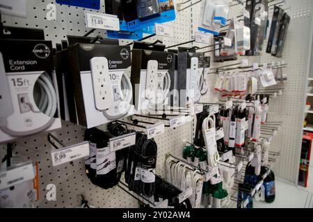 Los Angeles, California, Stati Uniti - 05-20-2022: Una vista di un rack a parete pieno di una varietà di prese elettriche e prolunghe. Foto Stock