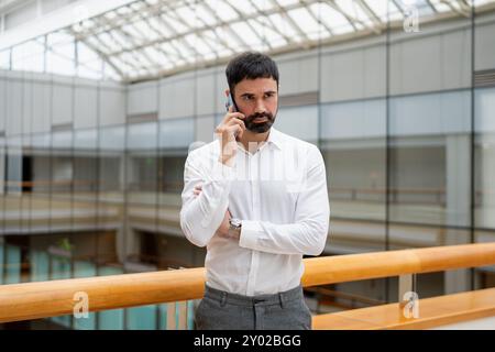 Un uomo d'affari sorridente e maturo in un ufficio. Foto Stock