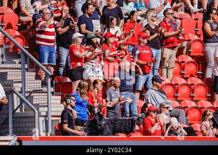 Enschede, Paesi Bassi. 31 agosto 2024. ENSCHEDE, PAESI BASSI - AGOSTO 31: Tifosi del FC Twente durante la partita della Supercoppa olandese di Vrouwen tra FC Twente Women e AFC Ajax Women a De Grolsch veste il 31 agosto 2024 a Enschede, Paesi Bassi. (Foto di Raymond Smit/Orange Pictures) credito: Orange Pics BV/Alamy Live News Foto Stock