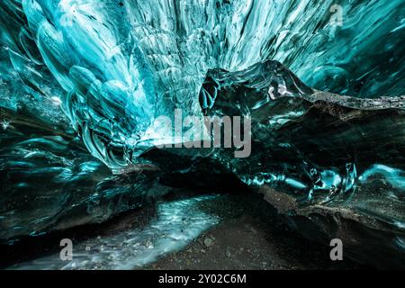 La magnifica glaciale grotte di ghiaccio dell'Islanda ghiacciaio Vatnajokull. Situato nel sud-est dell'isola. Questa particolare grotta è in Breiðamerk Foto Stock