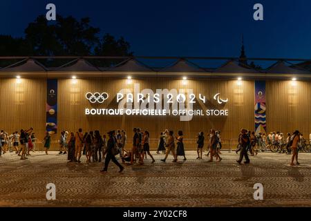 Parigi, Francia - 10 agosto 2024: Facciata della Boutique ufficiale Olympic Pop-Up sugli Champs-Elysees di notte Foto Stock