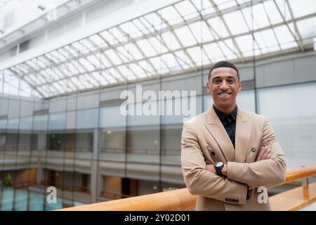 Uomo d'affari da solo in un posto di lavoro moderno. Foto Stock