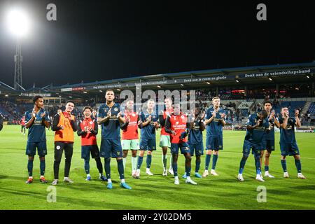 TILBURG, 31-08-2024. Stadio Koning Willem II. Eredivisie voetbal, stagione eredivisie, 2024-2025. Willem II - Sparta Rotterdam, Sparta giocatori dopo la partita festeggiando con i tifosi dello Sparta la vittoria 1-2, Sparta Rick Meissen, Sparta Metinho, Sparta Joshua Kitolano, Sparta Tobias Lauritsen, Sparta Sparta player Said Bakari Credit: Pro shots/Alamy Live News Foto Stock