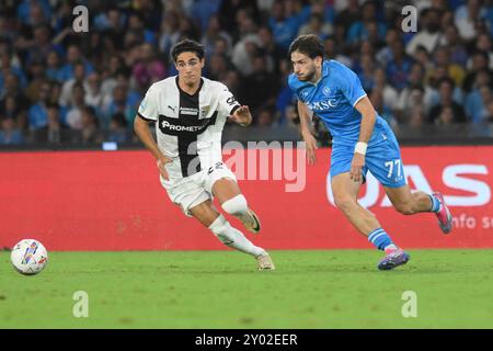 Napoli, Italia, 31 agosto ,2024 Khvicha Kvaratskhelia della SSC Napoli compete per il pallone con Matteo Cancellieri del Parma calcio durante l'Enilive di serie A tra SSC Napoli e Parma calcio calcio :Agostino Gemito/ Alamy Live News Foto Stock