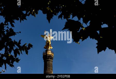 31.08.2024 - Strahlt im Sonnenlicht: Die vergoldete Bronzeskulptur Viktoria auf der Berliner Siegessäule. Die Siegessäule auf dem großen Stern im Tiergarten gehört zu den bedeutendsten Nationaldenkmälern Deutschlands und zählt neben dem Brandenburger Tor zu einer der beliebtesten Sehenswürdigkeiten Berlins. Berlin Großer Stern Berlin Deutschland *** 31 08 2024 risplendere alla luce del sole la scultura dorata di Vittoria sulla colonna della Vittoria di Berlino la colonna della Vittoria sulla Großer Stern di Tiergarten è uno dei monumenti nazionali più importanti della Germania e, insieme alla porta di Brandeburgo, Foto Stock