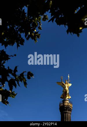 31.08.2024 - Strahlt im Sonnenlicht: Die vergoldete Bronzeskulptur Viktoria auf der Berliner Siegessäule. Die Siegessäule auf dem großen Stern im Tiergarten gehört zu den bedeutendsten Nationaldenkmälern Deutschlands und zählt neben dem Brandenburger Tor zu einer der beliebtesten Sehenswürdigkeiten Berlins. Berlin Großer Stern Berlin Deutschland *** 31 08 2024 risplendere alla luce del sole la scultura dorata di Vittoria sulla colonna della Vittoria di Berlino la colonna della Vittoria sulla Großer Stern di Tiergarten è uno dei monumenti nazionali più importanti della Germania e, insieme alla porta di Brandeburgo, Foto Stock